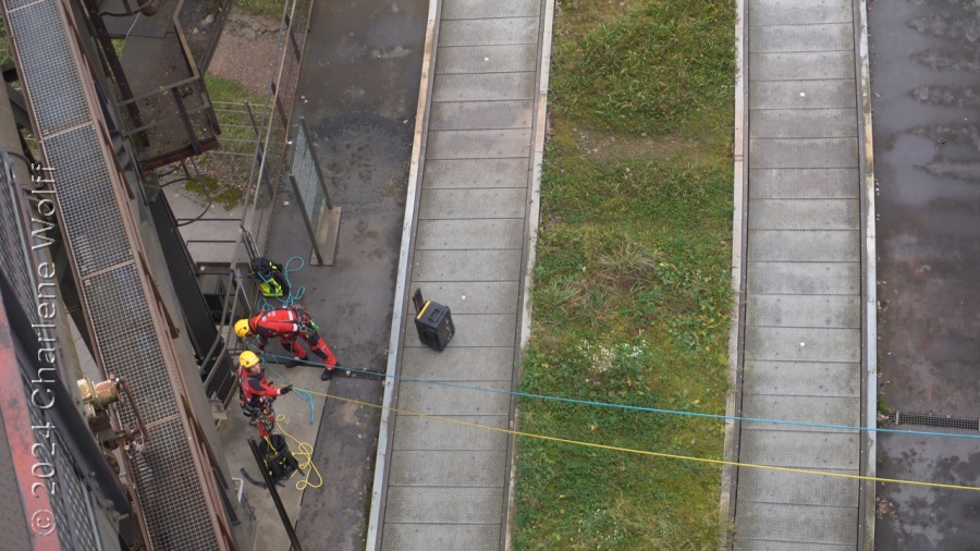 Die Feuerwehrkameraden warten unten